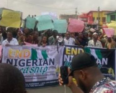BREAKING: Angry Nigerians Block Major Roads Over Hunger, Hardship As Protest Rocks Ibadan City