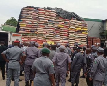 BREAKING: Hardship Nigerians Storm Customs’ Office For Subsidised Rice