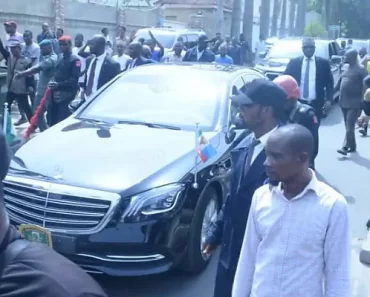 BREAKING: Moment Kogi Gov’s Armored Mercedes S-Class Arrived Yahaya Bello’s Home To Rescue Him Amidst EFCC Siege