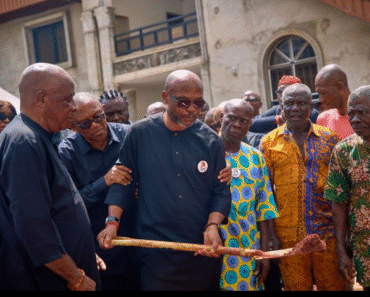 Reactions As Obi Was Spotted Holding Sommie’s Father While He Was Trying To Pour Sand On Her Grave Reactions As Obi Was Spotted Holding Sommie’s Father While He Was Trying To Pour Sand On Her Grave