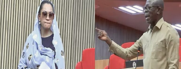 Mixed Reactions as Photo of Atiku Abubakar Standing Before Oba of Benin Trends Online